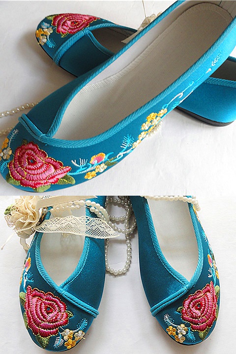 Low Heel Mudan Peony Embroidery Shoes (Multicolor)