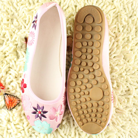 Delicate Floral Embroidery Shoes (RM)