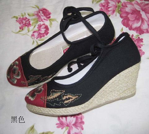 Mudan Peony Embroidery Wedge Heel Shoes (Black)