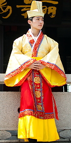 Han Emperor Dress w/ Crown (RM)