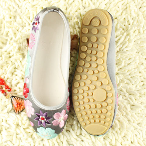 Delicate Floral Embroidery Shoes (RM)